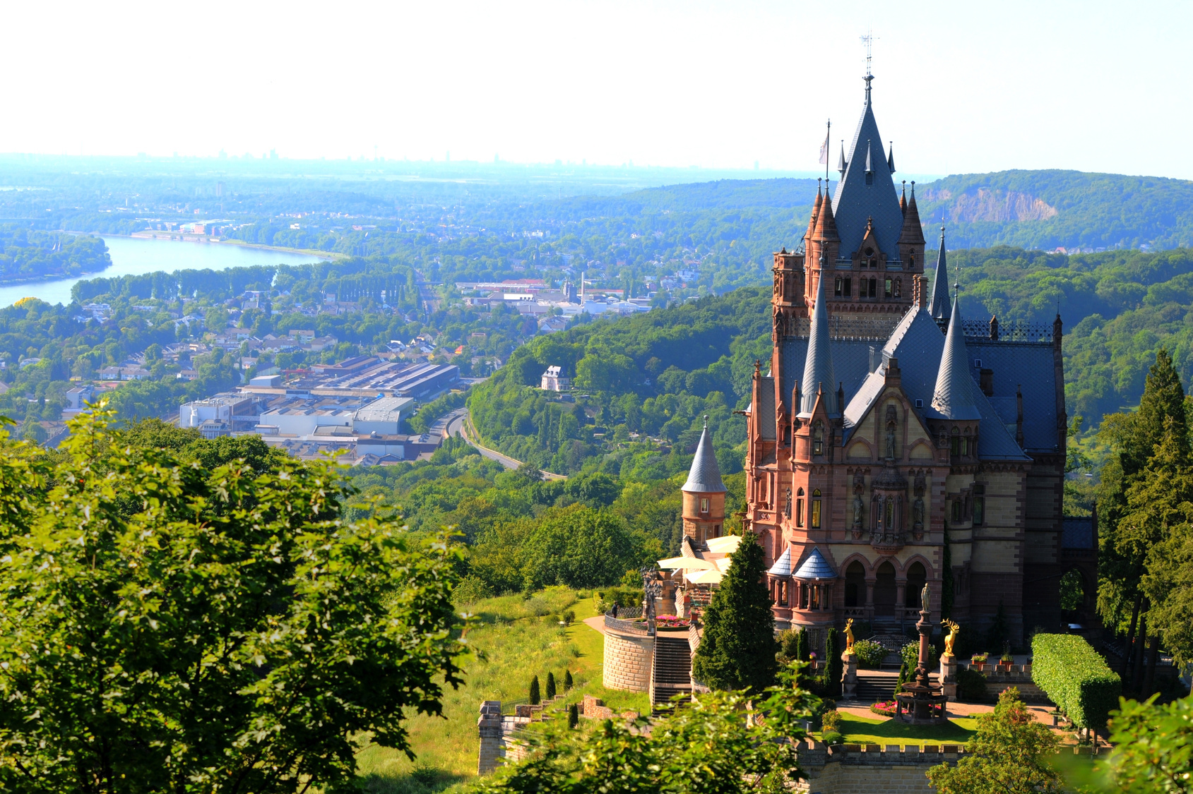 Schloss Drachenburg mit Blick auf Königswinter; Kurtz Detektei Bonn