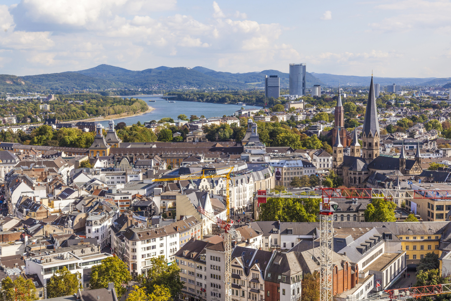 Luftansicht der Bonner Innenstadt mit Blick auf den Rhein; Privatdetektive der Kurtz Detektei Bonn.