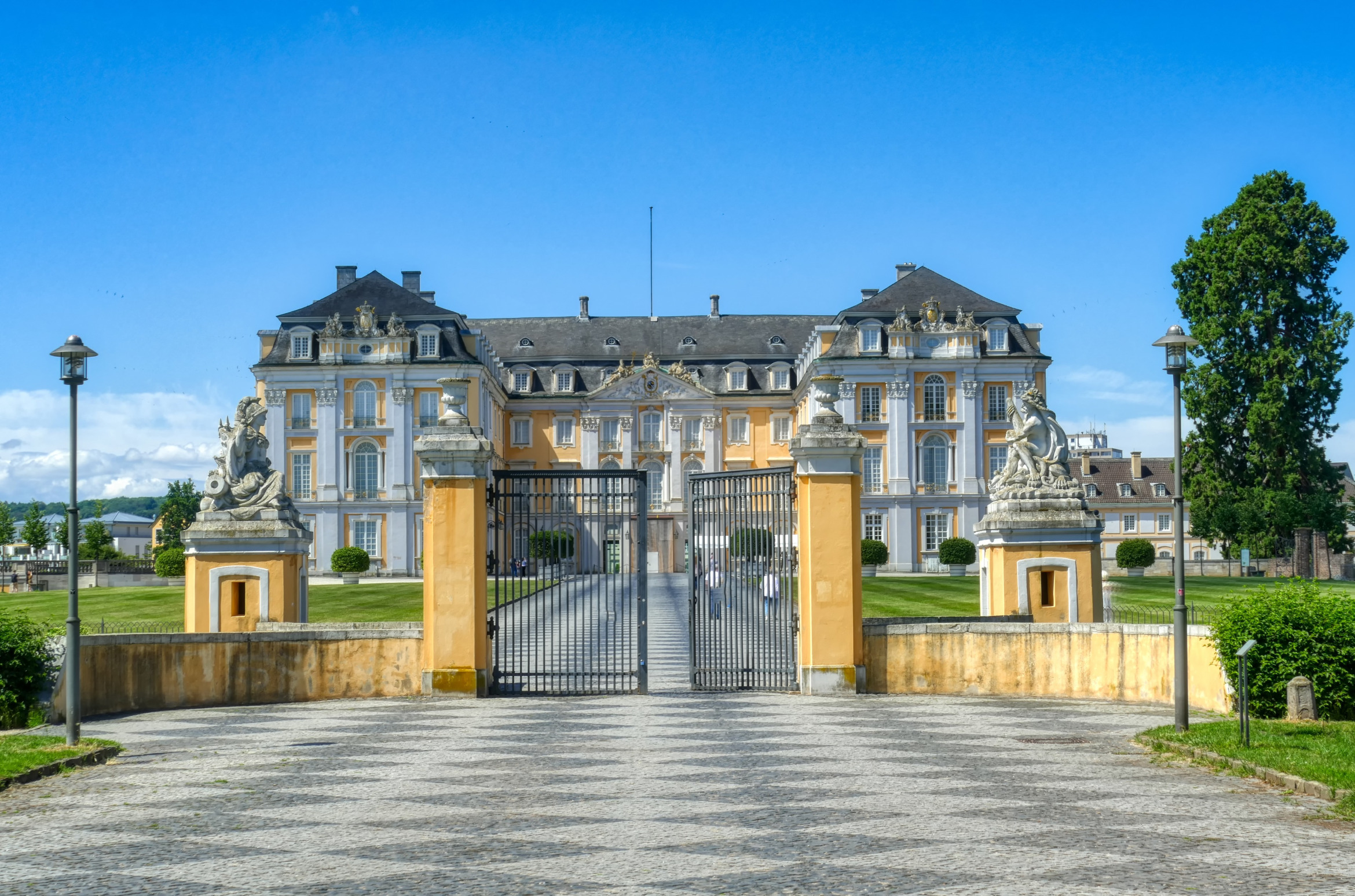 Schloss Augustusburg in Brühl im Frühjahr; Detektei Brühl, Detektiv Brühl