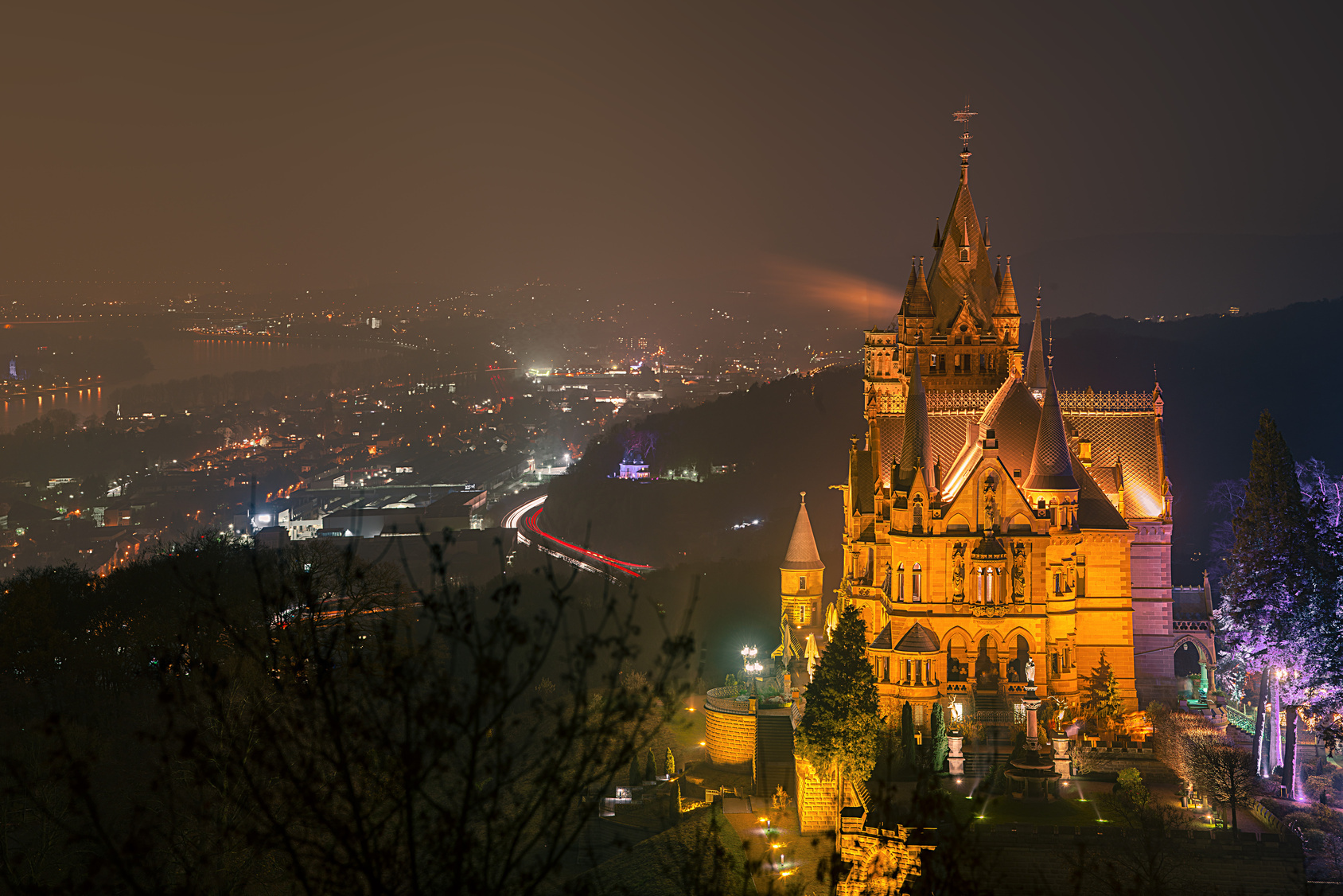 Drachenburg illuminiert bei Nacht; Detektiv Königswinter, Privatdetektiv Rhein-Sieg-Kreis, Detektei Rhein-Sieg-Kreis, Detektiv Rhein-Sieg-Kreis, Wirtschaftsdetektei Rhein-Sieg-Kreis