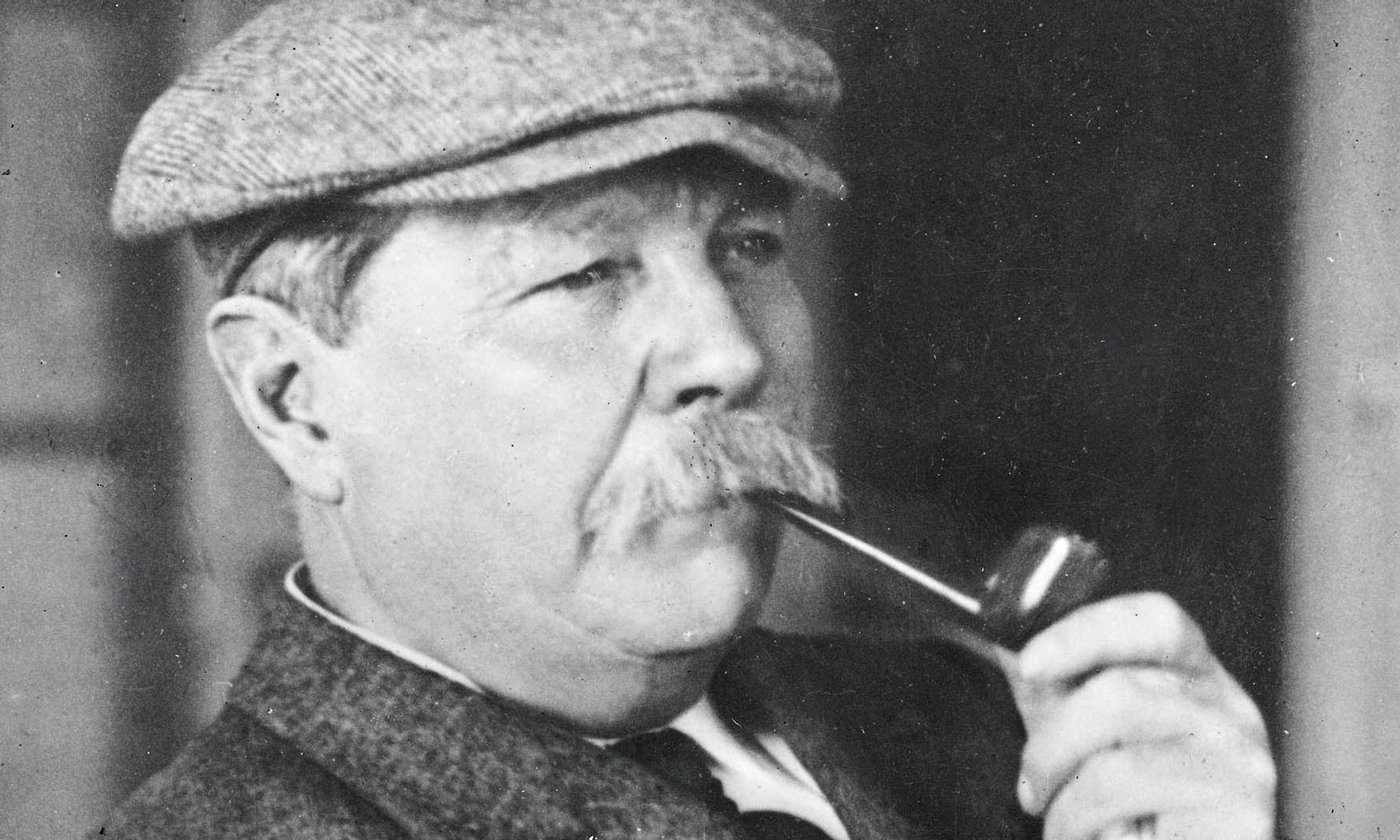 Arthur Conan Doyle mit Pfeife; Detektei Bonn | Detektiv Bonn | Privatdetektiv Bonn | Wirtschaftsdetektei Bonn