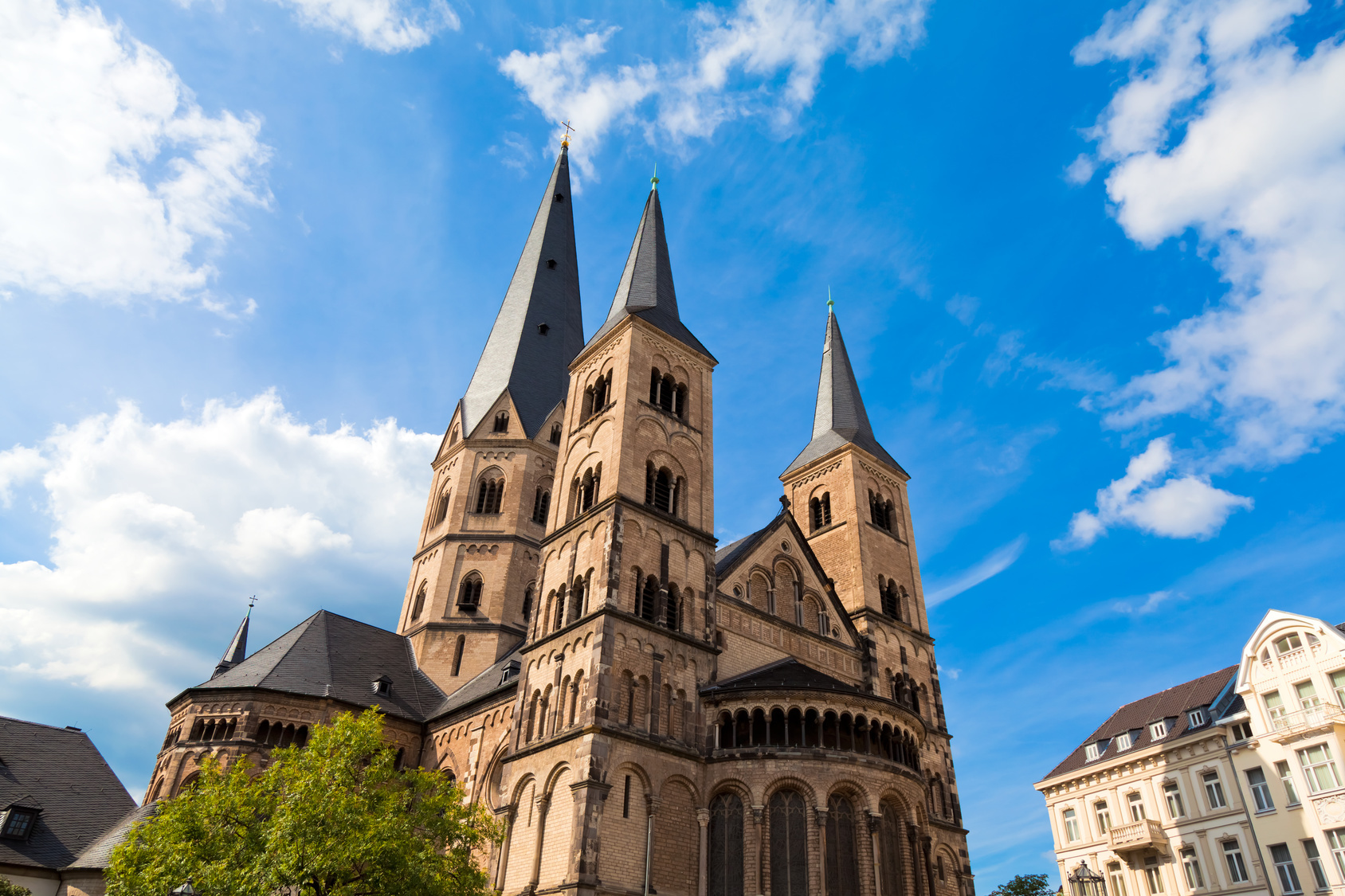 Bonner Münster von unten im Sonnenschein; Kurtz Detektei Bonn